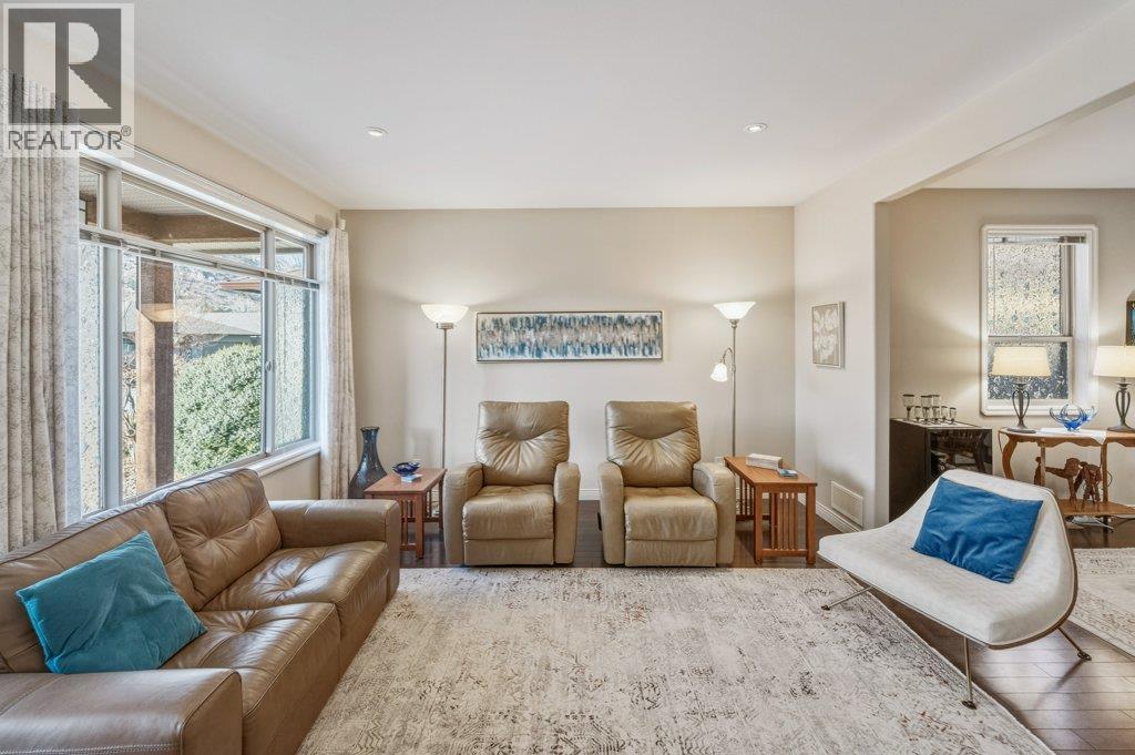 6651 Oxbow Crescent, Oliver, BC - Indoor Photo Showing Living Room