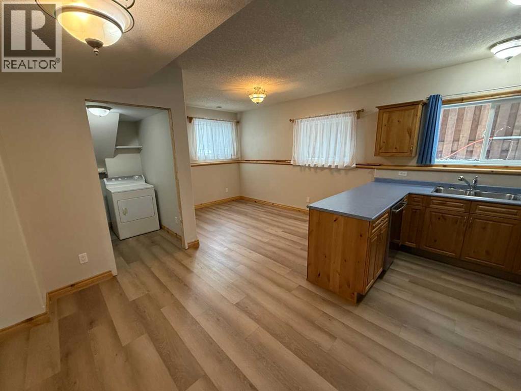 118 Wanyandi Avenue, Hinton, AB - Indoor Photo Showing Kitchen With Double Sink
