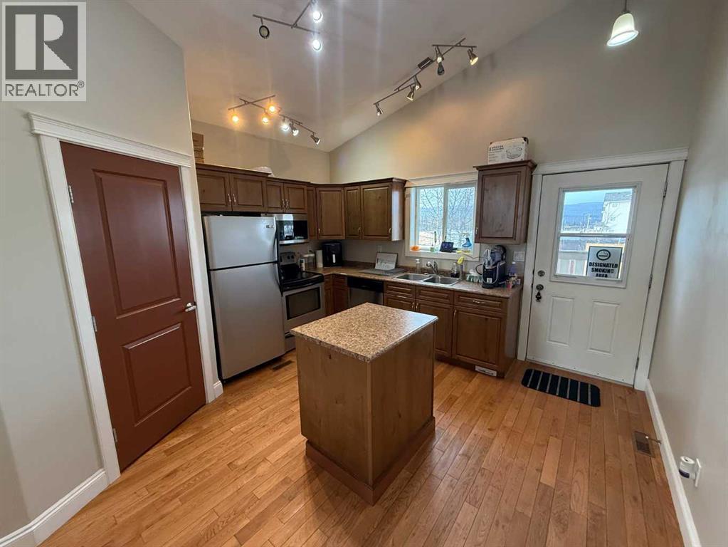 118 Wanyandi Avenue, Hinton, AB - Indoor Photo Showing Kitchen With Double Sink