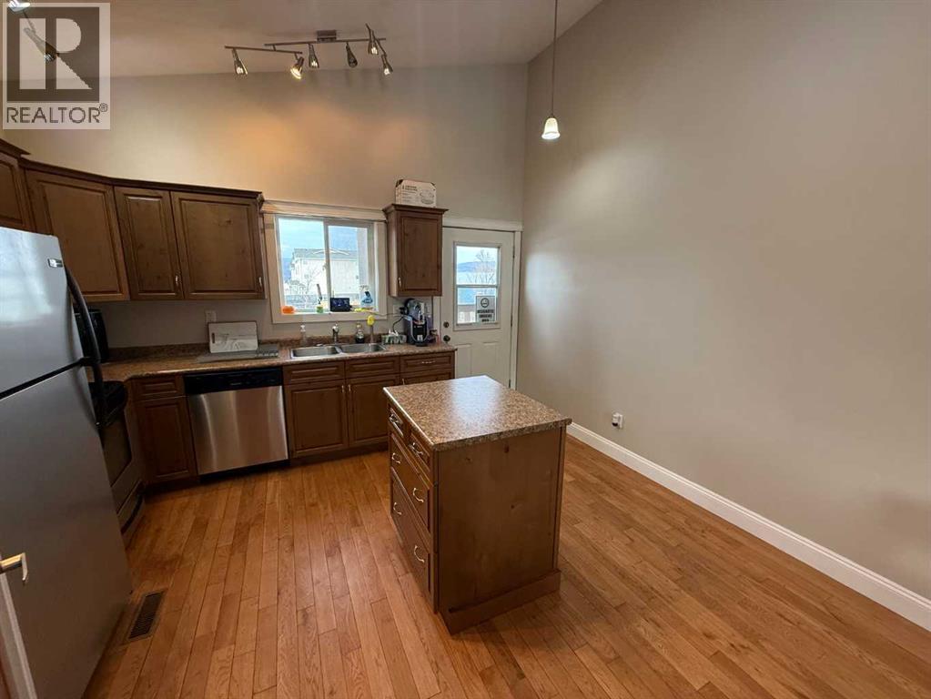 118 Wanyandi Avenue, Hinton, AB - Indoor Photo Showing Kitchen With Double Sink