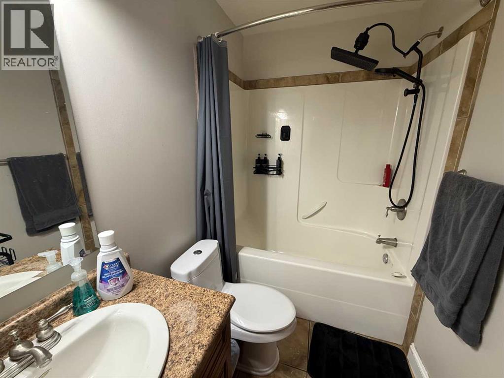 118 Wanyandi Avenue, Hinton, AB - Indoor Photo Showing Bathroom