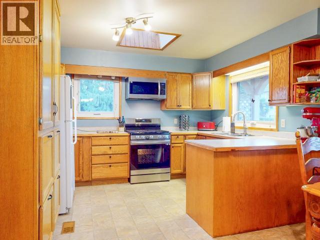 4678 Ontario Ave, Powell River, BC - Indoor Photo Showing Kitchen With Double Sink