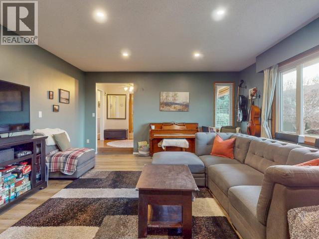 4678 Ontario Ave, Powell River, BC - Indoor Photo Showing Living Room
