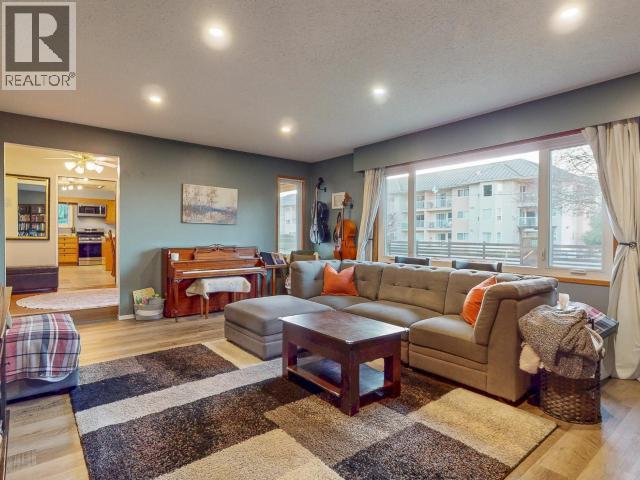 4678 Ontario Ave, Powell River, BC - Indoor Photo Showing Living Room