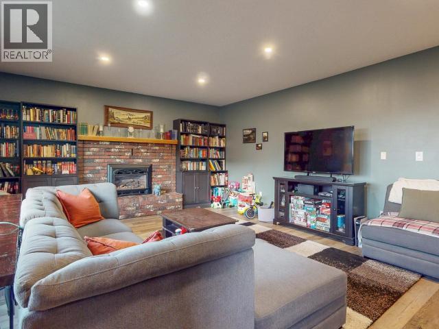 4678 Ontario Ave, Powell River, BC - Indoor With Fireplace