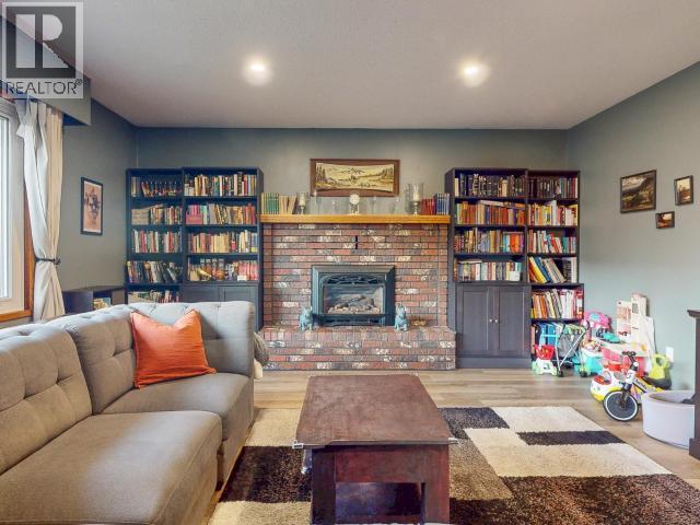 4678 Ontario Ave, Powell River, BC - Indoor Photo Showing Other Room With Fireplace