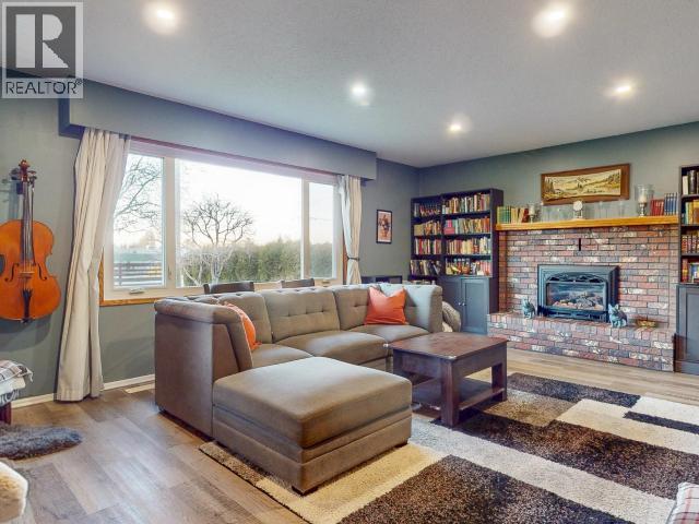 4678 Ontario Ave, Powell River, BC - Indoor Photo Showing Living Room With Fireplace