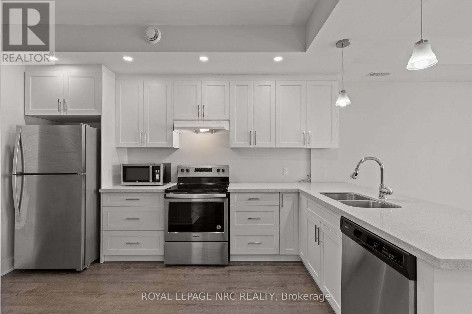 106 - 3710 Main Street, Niagara Falls (Chippawa), ON - Indoor Photo Showing Kitchen With Double Sink With Upgraded Kitchen