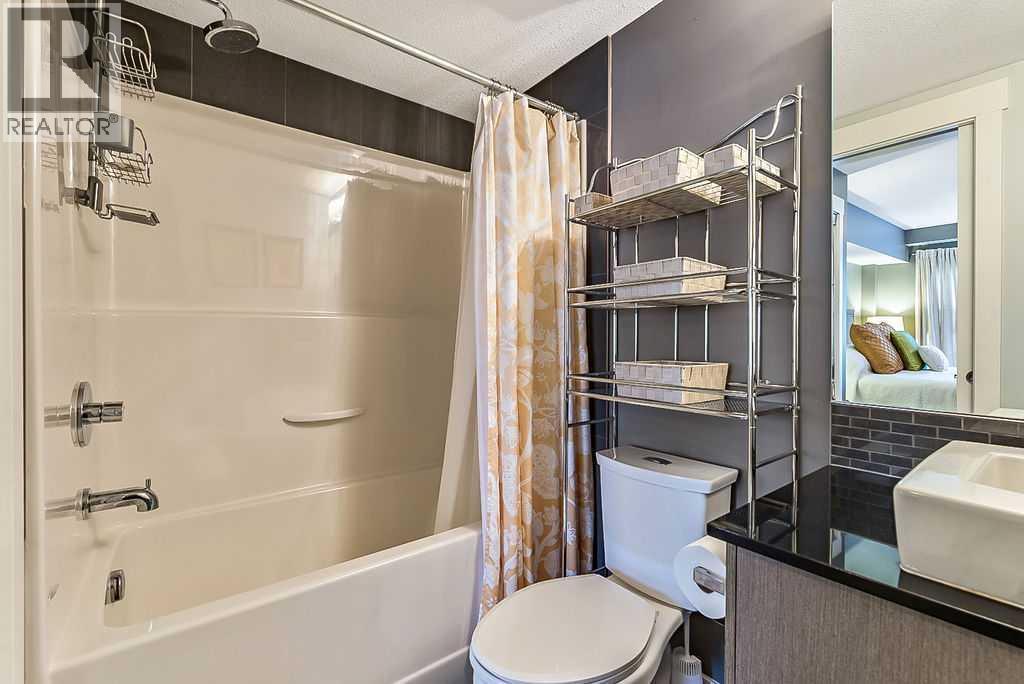 2114, 11 Mahogany Row Se, Calgary, AB - Indoor Photo Showing Bathroom