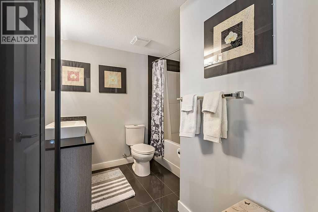 2114, 11 Mahogany Row Se, Calgary, AB - Indoor Photo Showing Bathroom