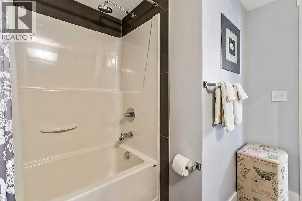 2114, 11 Mahogany Row Se, Calgary, AB - Indoor Photo Showing Bathroom