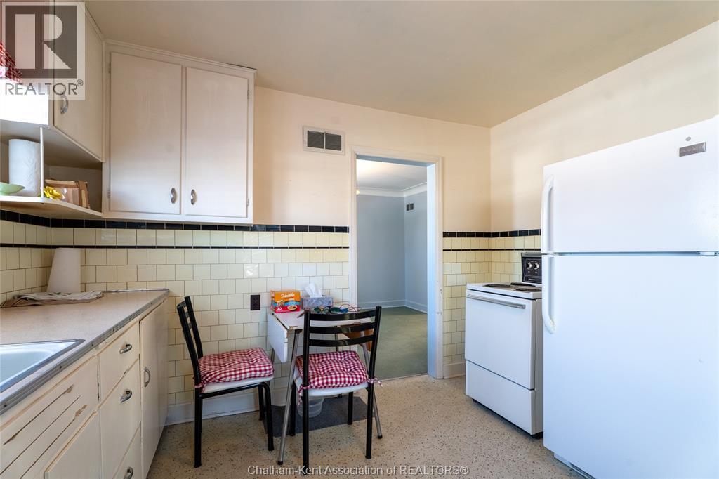 17 Grand Avenue, Wallaceburg, ON - Indoor Photo Showing Kitchen