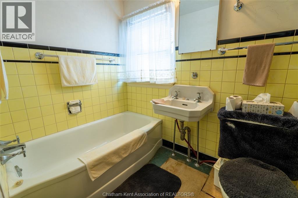 17 Grand Avenue, Wallaceburg, ON - Indoor Photo Showing Bathroom