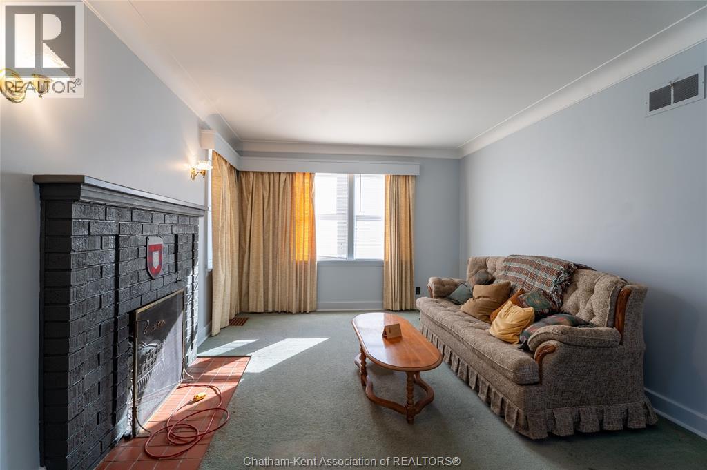 17 Grand Avenue, Wallaceburg, ON - Indoor Photo Showing Living Room With Fireplace