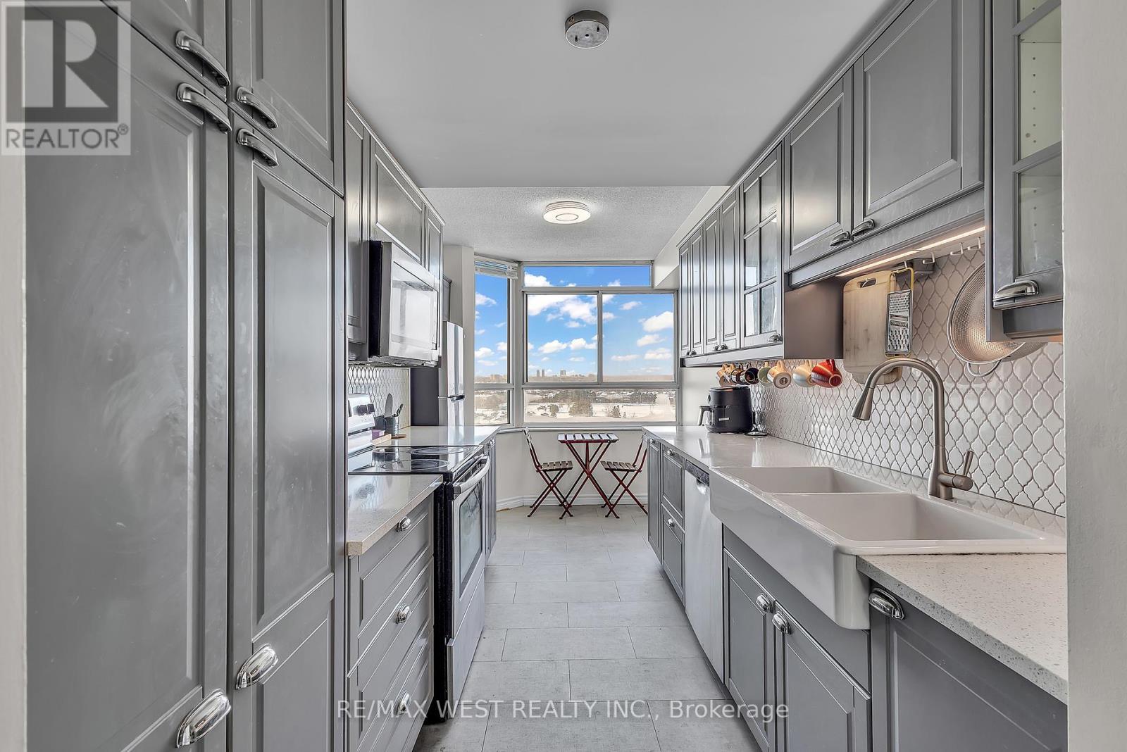 1107 - 100 County Court Boulevard, Brampton, ON - Indoor Photo Showing Kitchen With Double Sink With Upgraded Kitchen