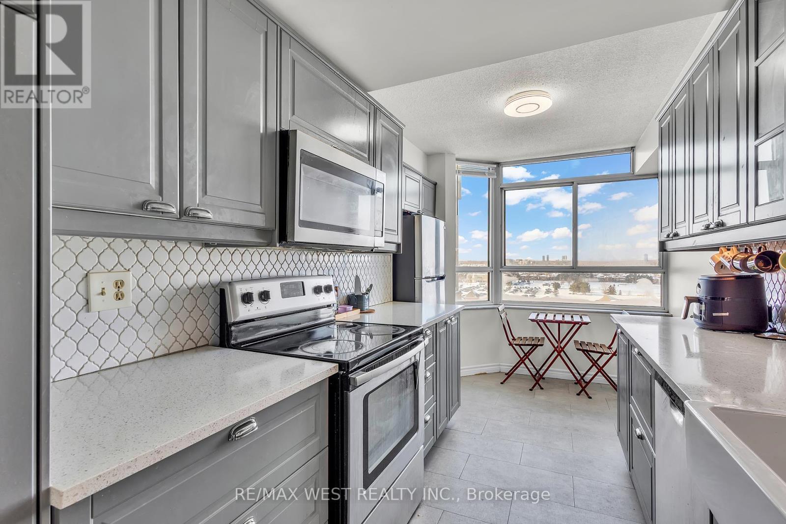 1107 - 100 County Court Boulevard, Brampton, ON - Indoor Photo Showing Kitchen
