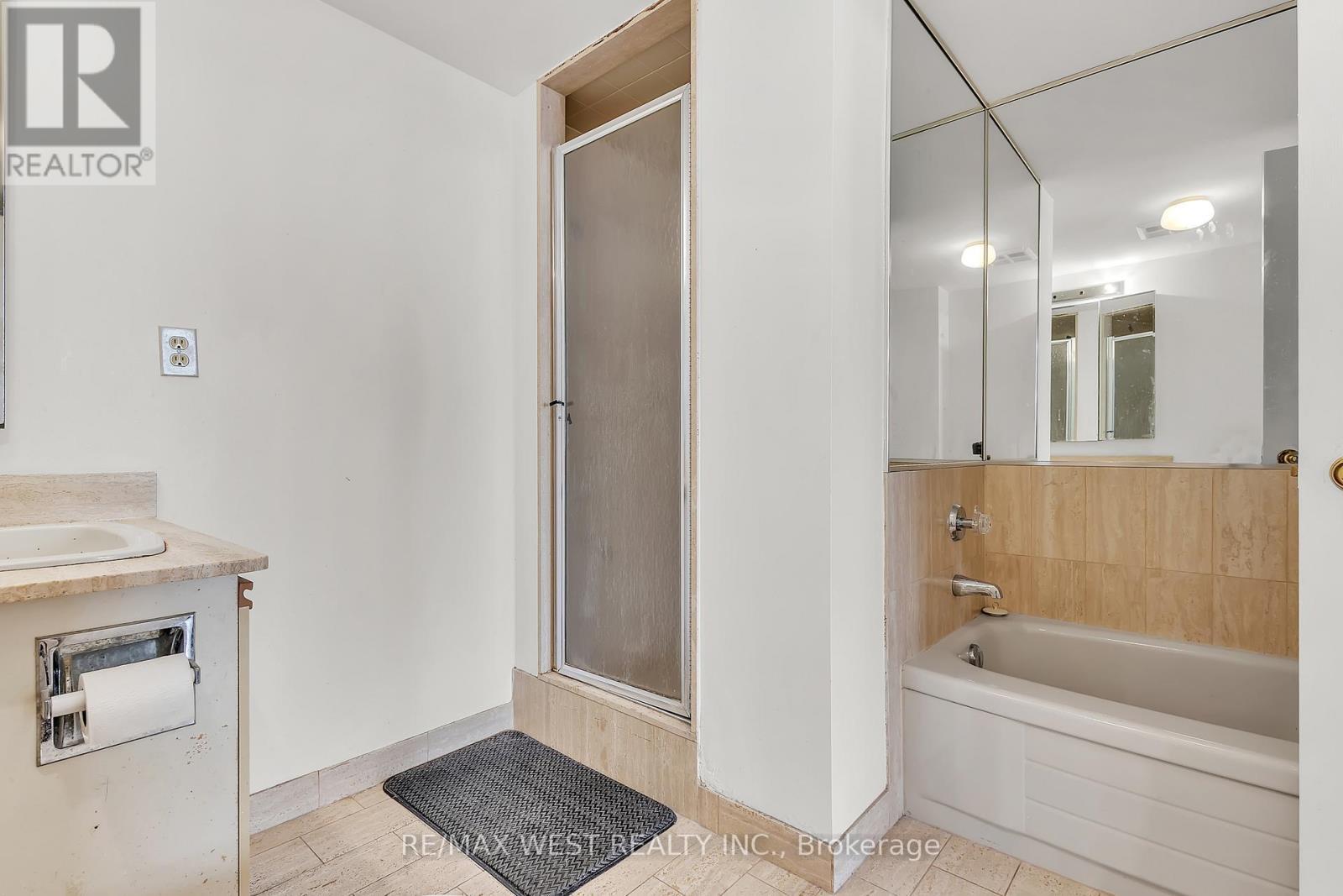 1107 - 100 County Court Boulevard, Brampton, ON - Indoor Photo Showing Bathroom