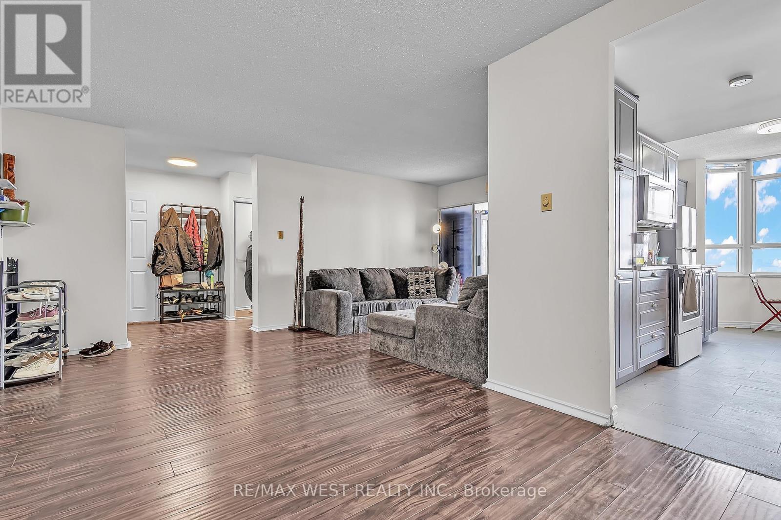 1107 - 100 County Court Boulevard, Brampton, ON - Indoor Photo Showing Living Room