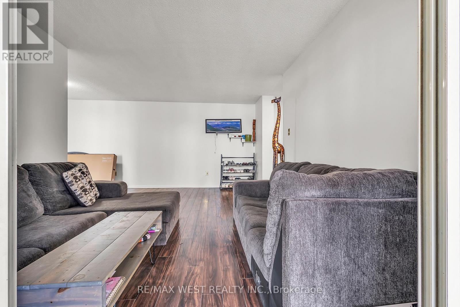 1107 - 100 County Court Boulevard, Brampton, ON - Indoor Photo Showing Living Room