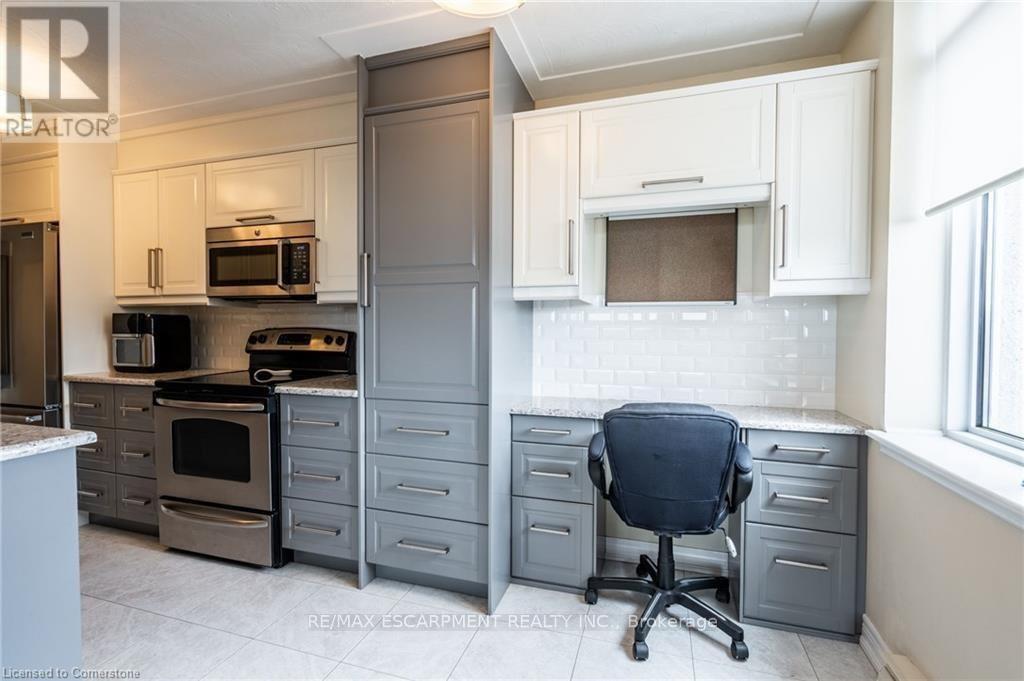 402 - 40 Harrisford Street, Hamilton, ON - Indoor Photo Showing Kitchen