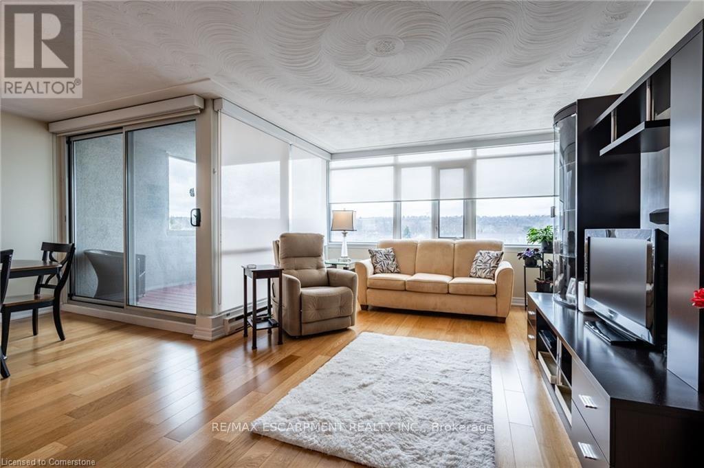 402 - 40 Harrisford Street, Hamilton, ON - Indoor Photo Showing Living Room