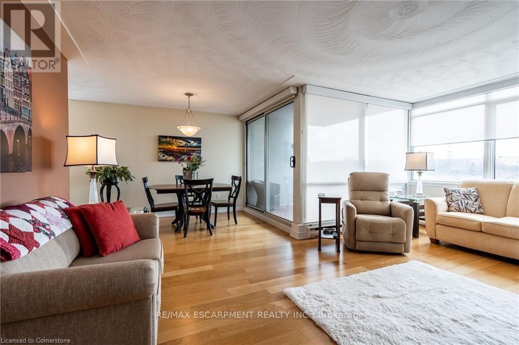 402 - 40 Harrisford Street, Hamilton, ON - Indoor Photo Showing Living Room