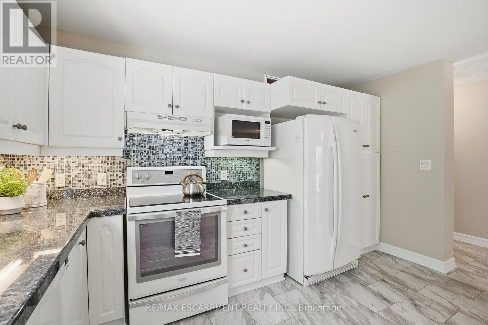 148 Glenariff Drive, Hamilton, ON - Indoor Photo Showing Kitchen