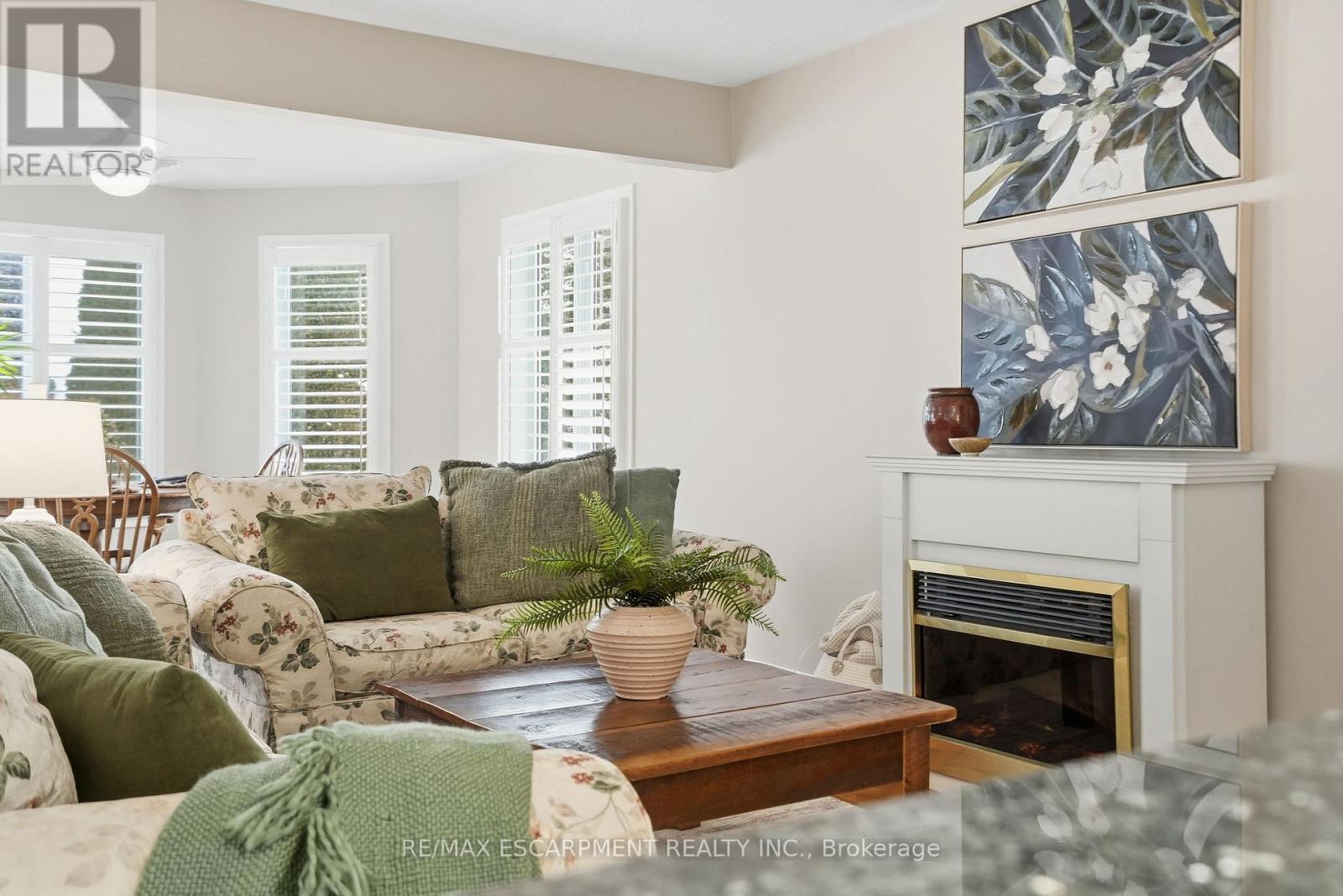 148 Glenariff Drive, Hamilton, ON - Indoor Photo Showing Living Room With Fireplace