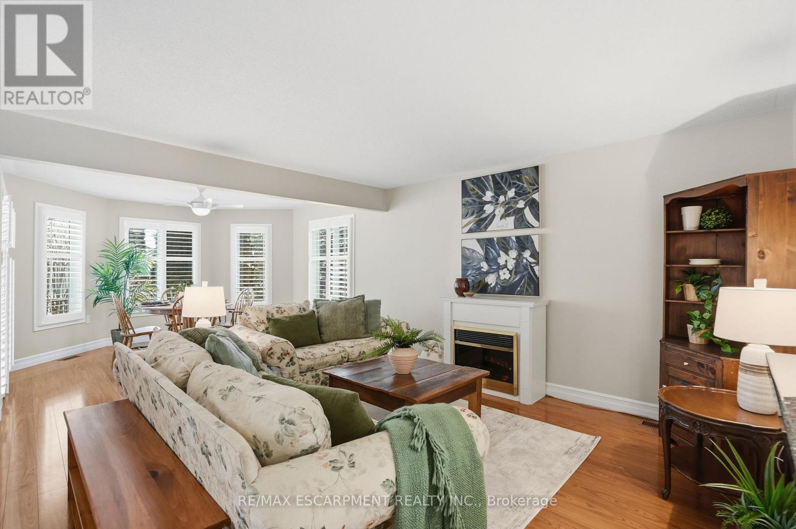 148 Glenariff Drive, Hamilton, ON - Indoor Photo Showing Living Room With Fireplace
