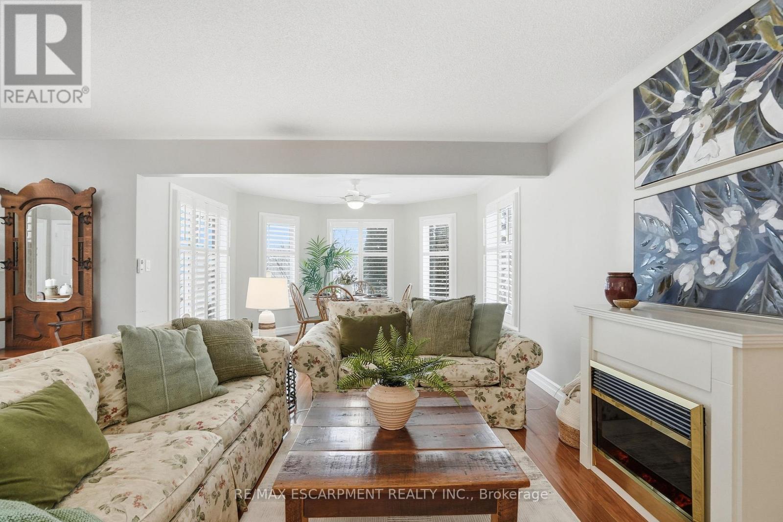 148 Glenariff Drive, Hamilton, ON - Indoor Photo Showing Living Room With Fireplace