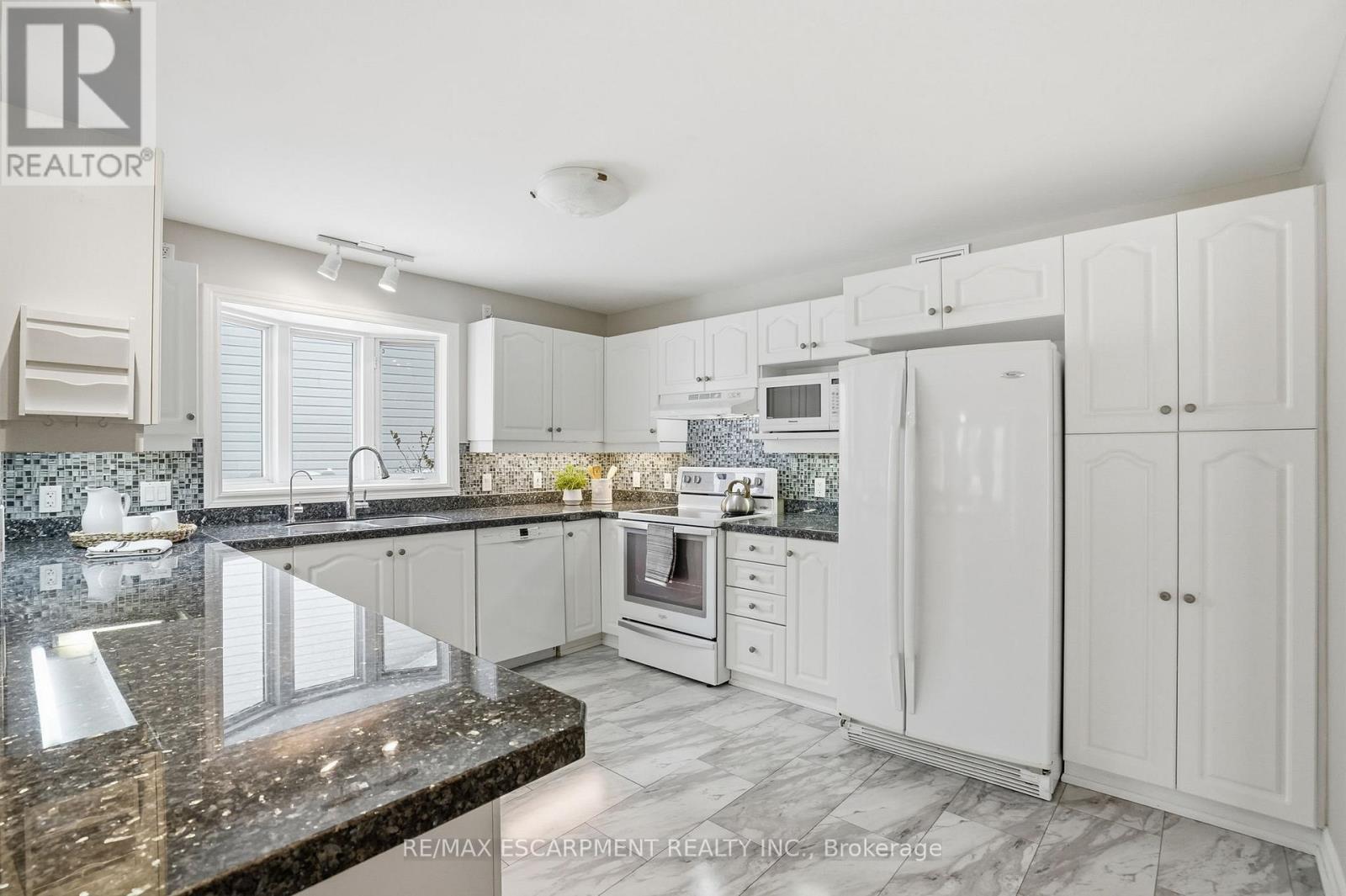 148 Glenariff Drive, Hamilton, ON - Indoor Photo Showing Kitchen