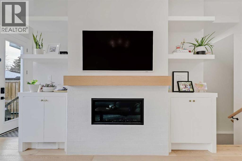 619 55 Avenue Sw, Calgary, AB - Indoor Photo Showing Living Room