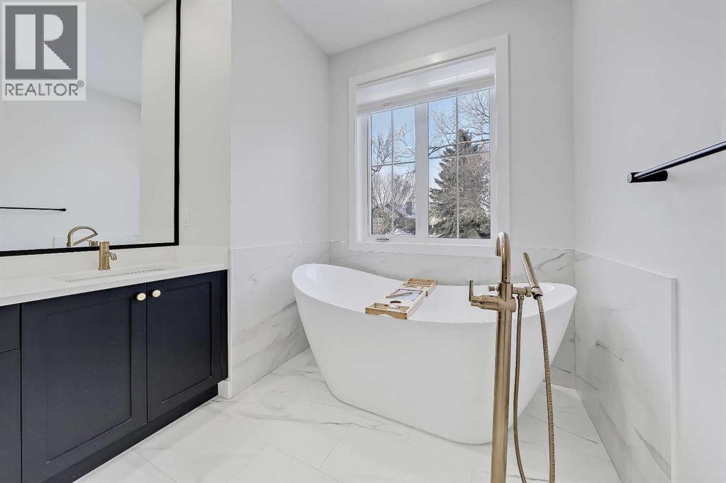 619 55 Avenue Sw, Calgary, AB - Indoor Photo Showing Bathroom