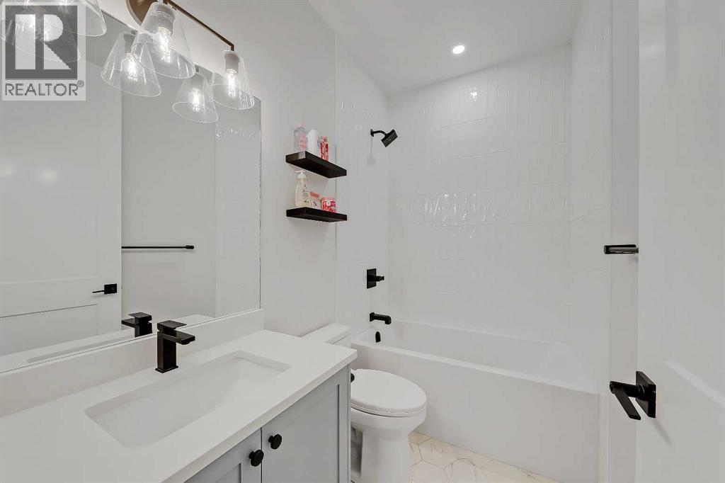 619 55 Avenue Sw, Calgary, AB - Indoor Photo Showing Bathroom