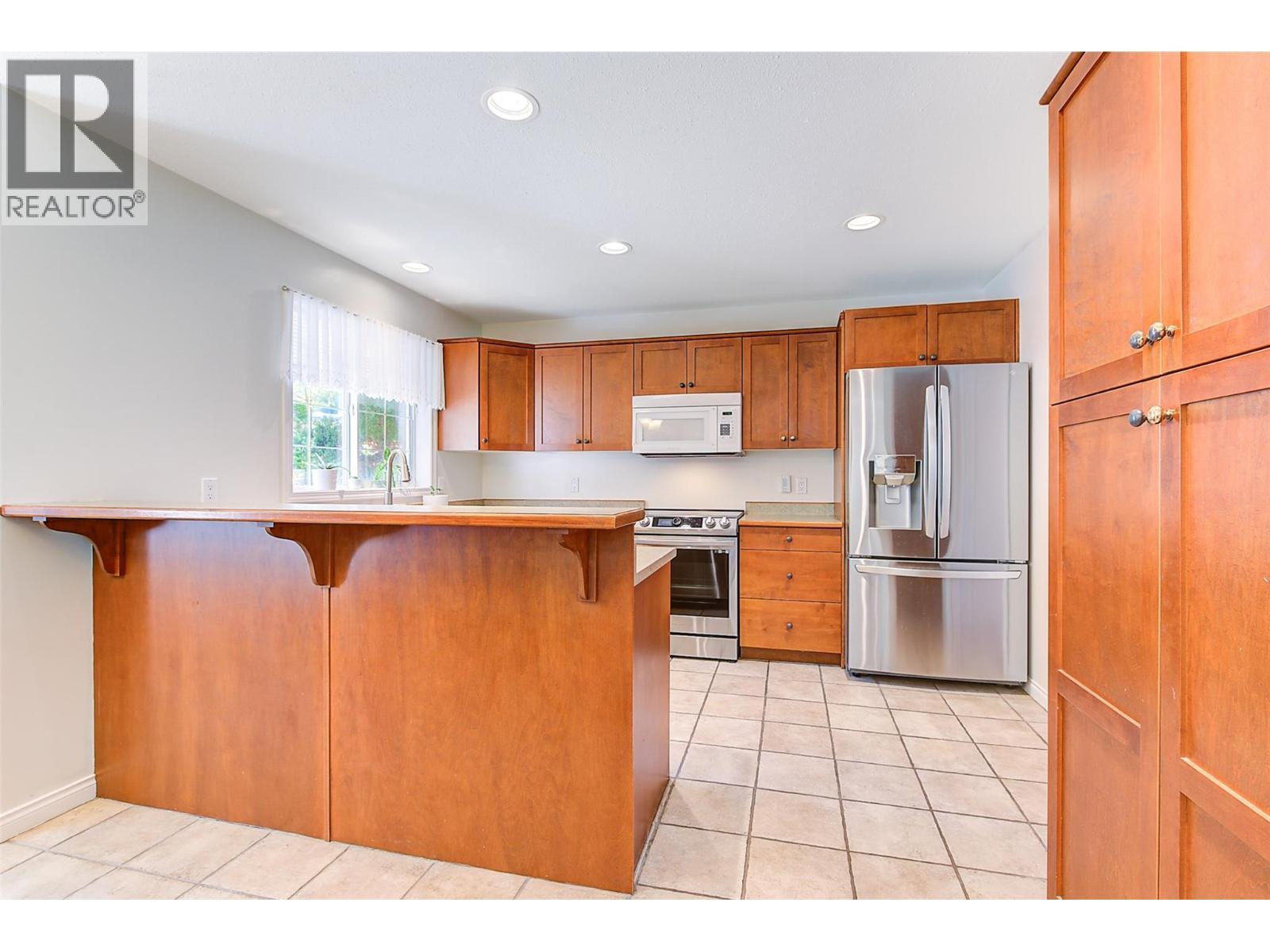 1420 Bentien Road, Kelowna, BC - Indoor Photo Showing Kitchen
