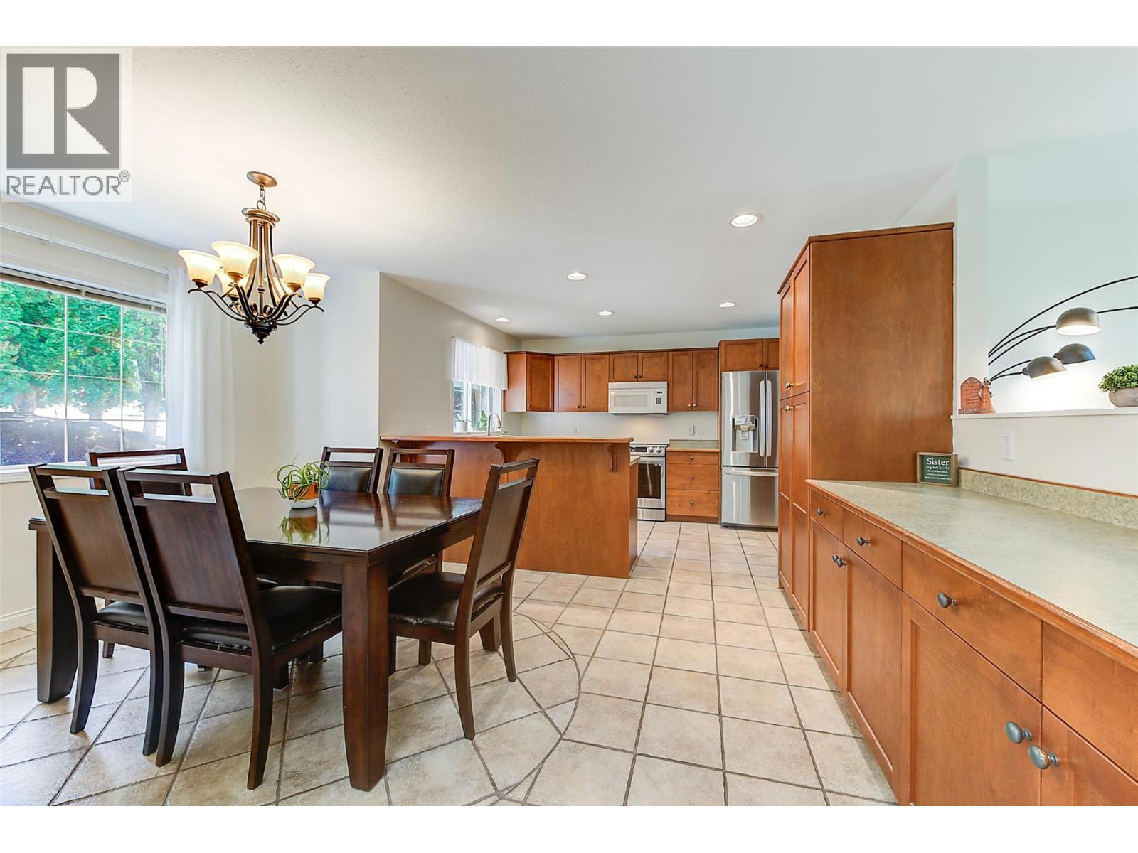 1420 Bentien Road, Kelowna, BC - Indoor Photo Showing Dining Room