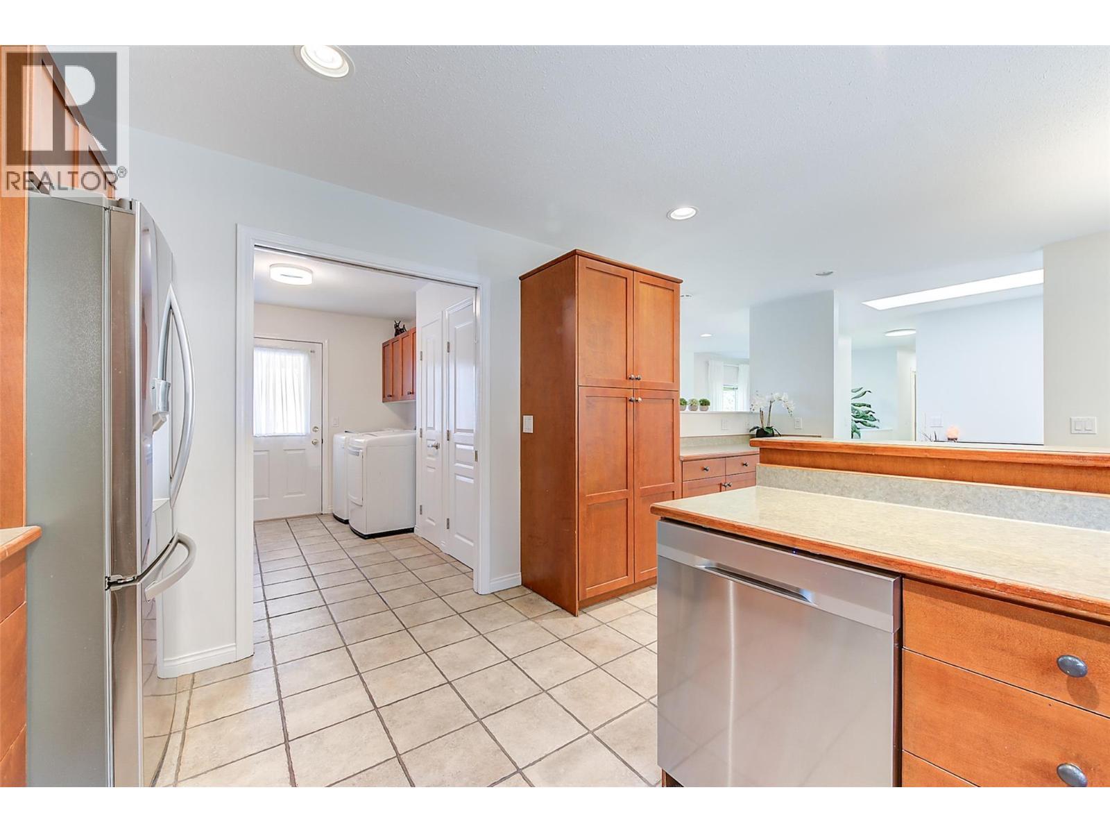 1420 Bentien Road, Kelowna, BC - Indoor Photo Showing Kitchen