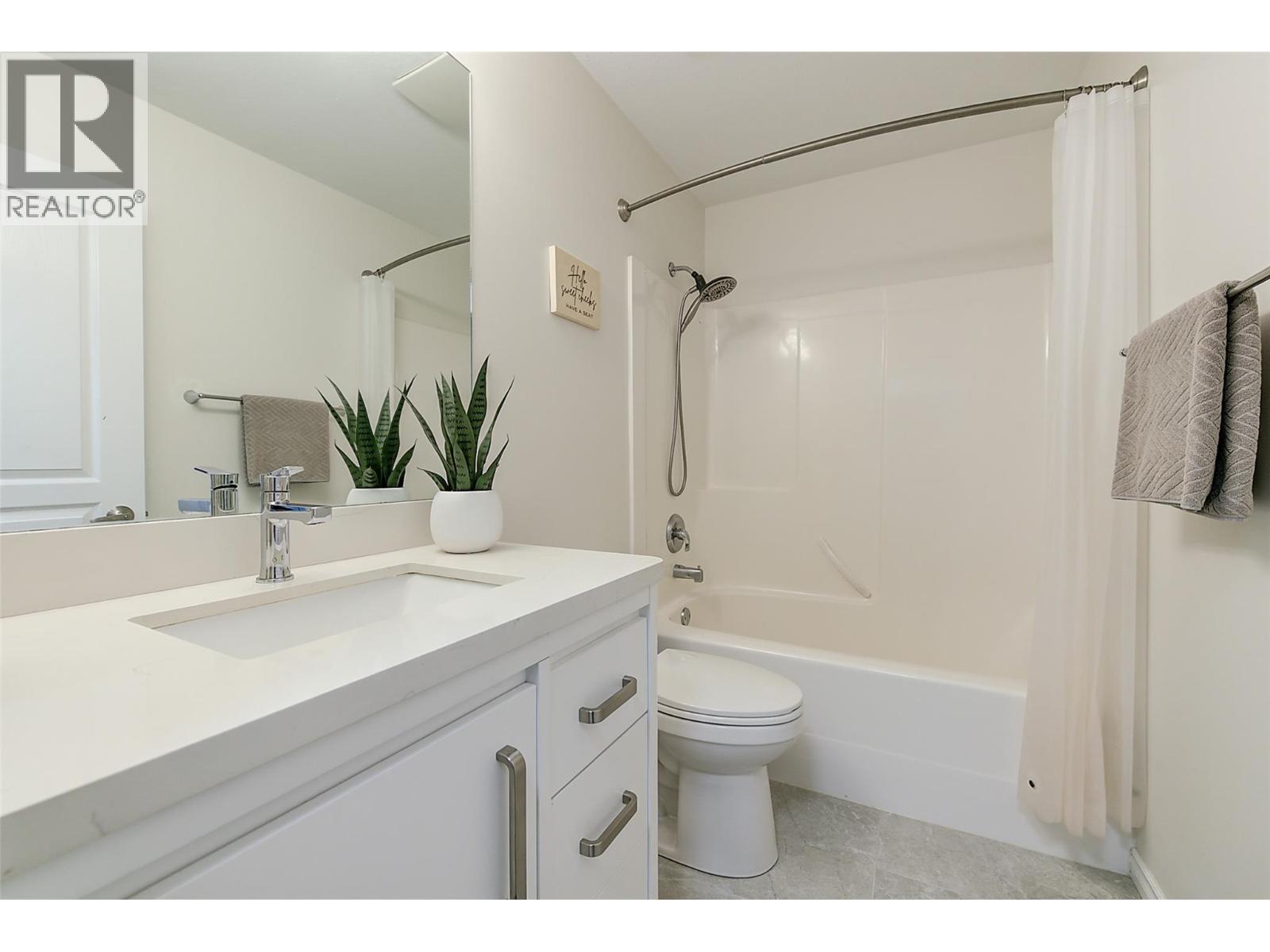 1420 Bentien Road, Kelowna, BC - Indoor Photo Showing Bathroom