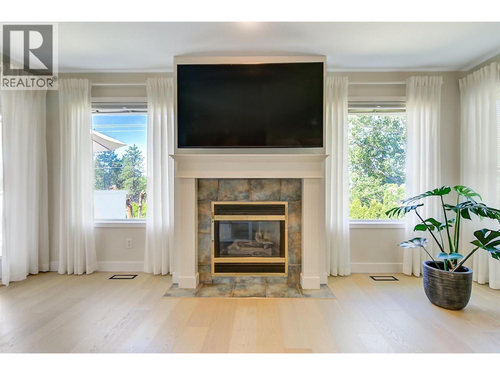 1420 Bentien Road, Kelowna, BC - Indoor Photo Showing Living Room With Fireplace