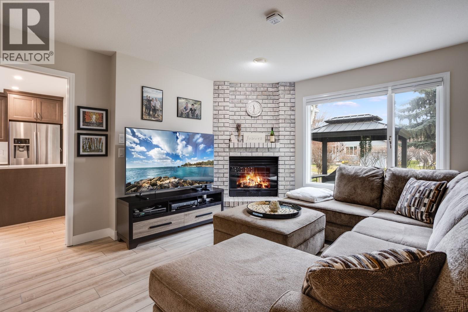 1255 Raymer Avenue Unit# 507, Kelowna, BC - Indoor Photo Showing Living Room With Fireplace