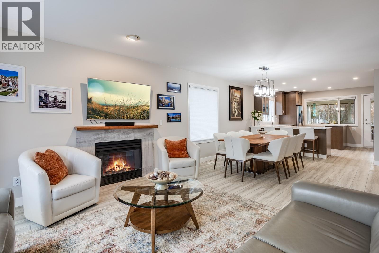 1255 Raymer Avenue Unit# 507, Kelowna, BC - Indoor Photo Showing Living Room With Fireplace