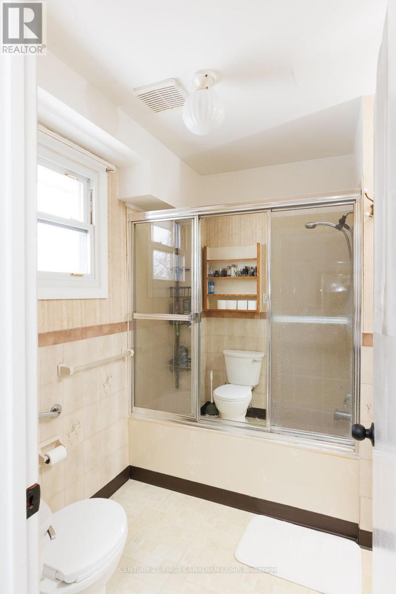 1227 Victoria Drive, London East (East C), ON - Indoor Photo Showing Bathroom