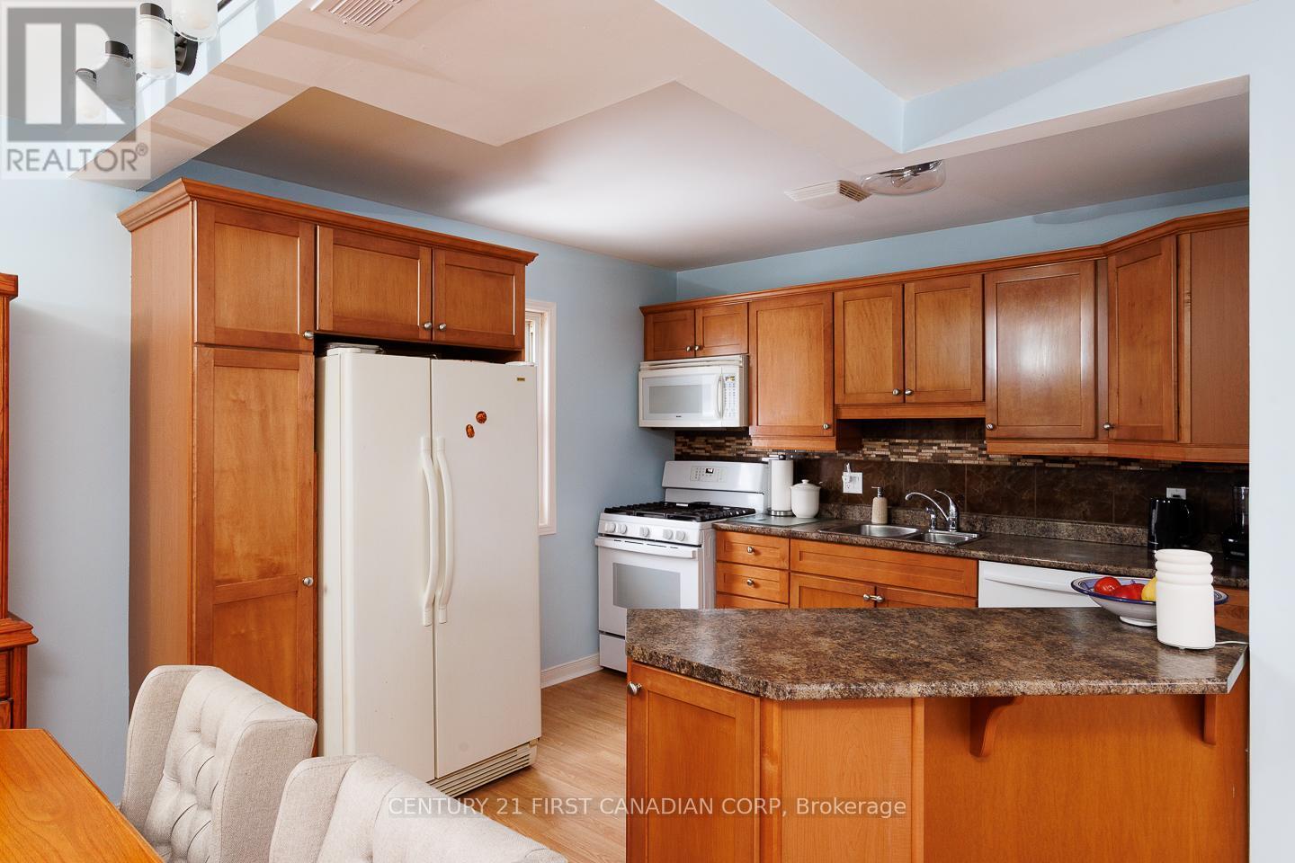 1227 Victoria Drive, London East (East C), ON - Indoor Photo Showing Kitchen