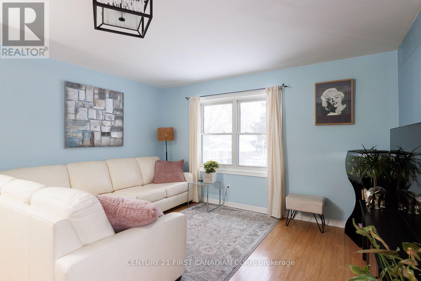 1227 Victoria Drive, London East (East C), ON - Indoor Photo Showing Living Room