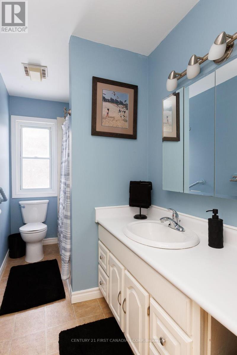 1227 Victoria Drive, London East (East C), ON - Indoor Photo Showing Bathroom
