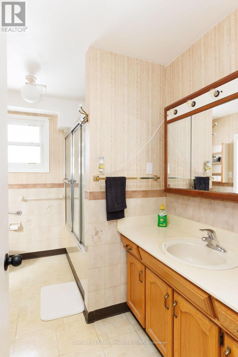 1227 Victoria Drive, London East (East C), ON - Indoor Photo Showing Bathroom