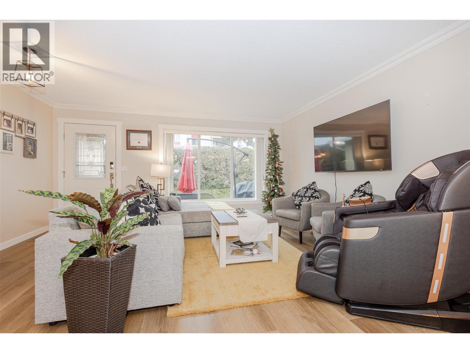 205 Gerstmar Road Unit# 1, Kelowna, BC - Indoor Photo Showing Living Room