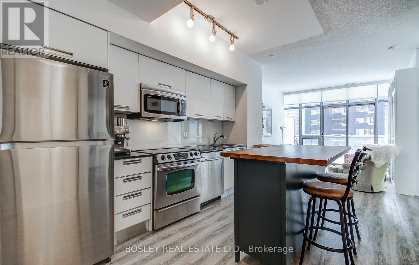 608 - 33 Charles Street E, Toronto, ON - Indoor Photo Showing Kitchen