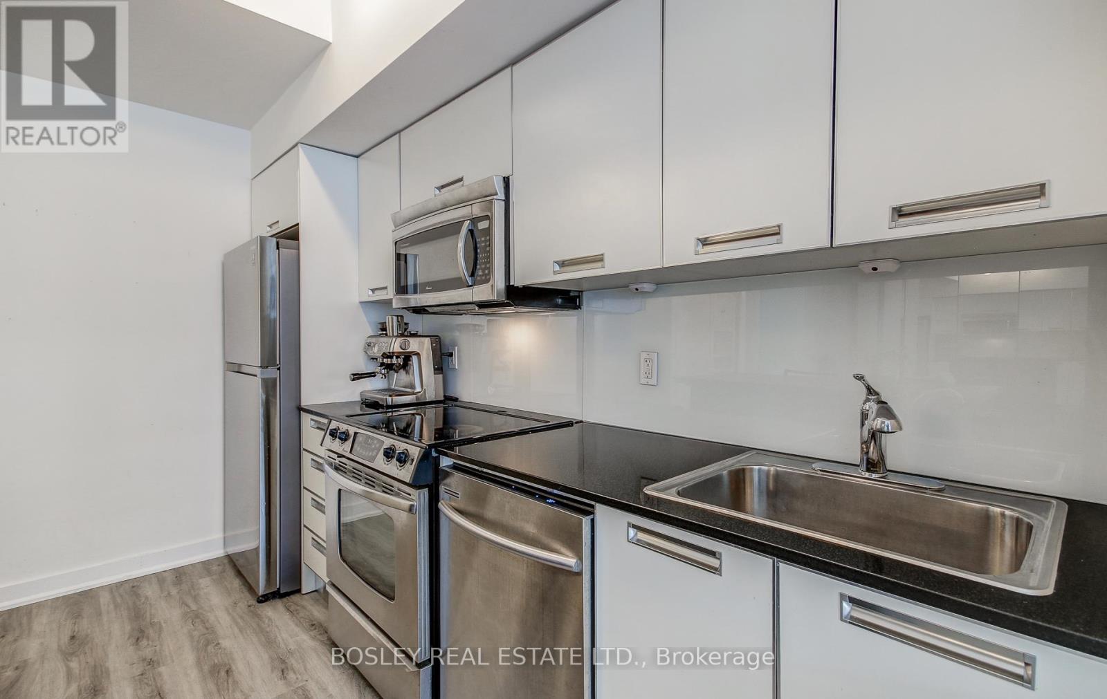 608 - 33 Charles Street E, Toronto, ON - Indoor Photo Showing Kitchen