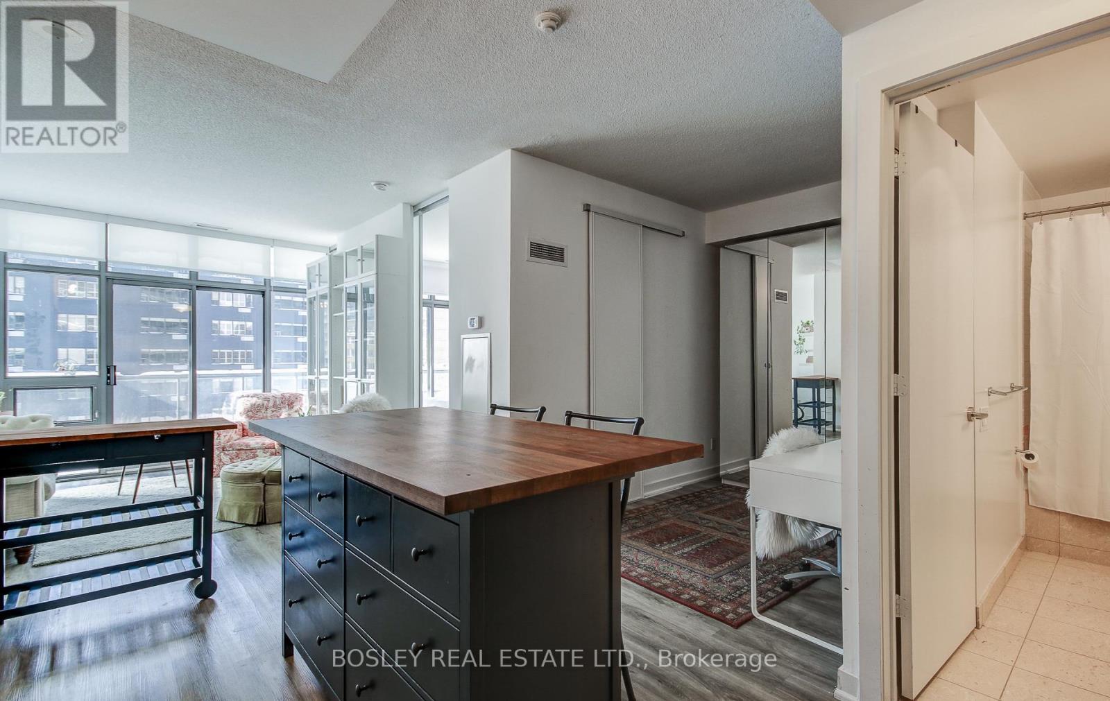 608 - 33 Charles Street E, Toronto, ON - Indoor Photo Showing Kitchen